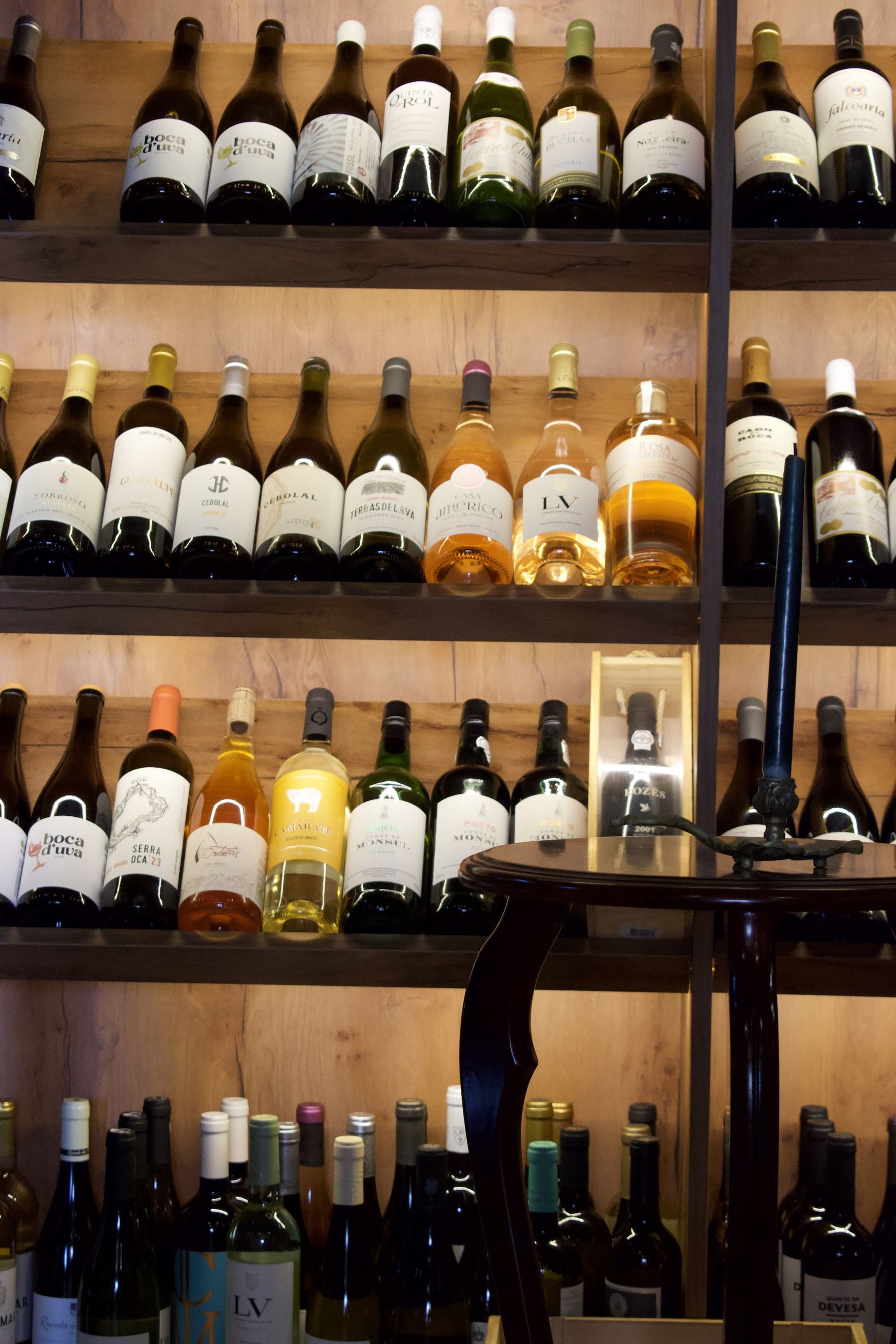 Prateleiras de madeira com garrafas de vinho português