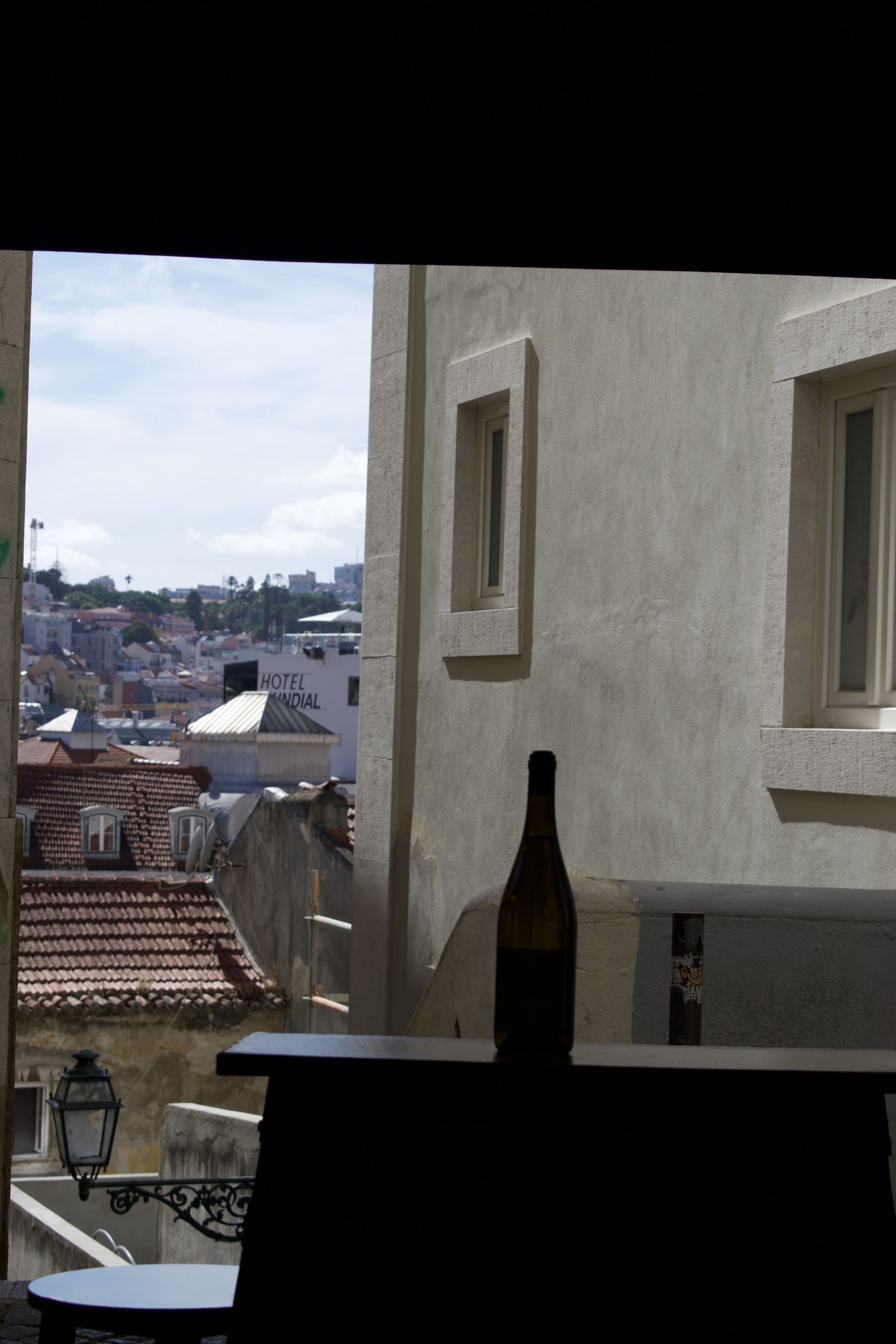 Janela aberta sobre os telhados de Lisboa