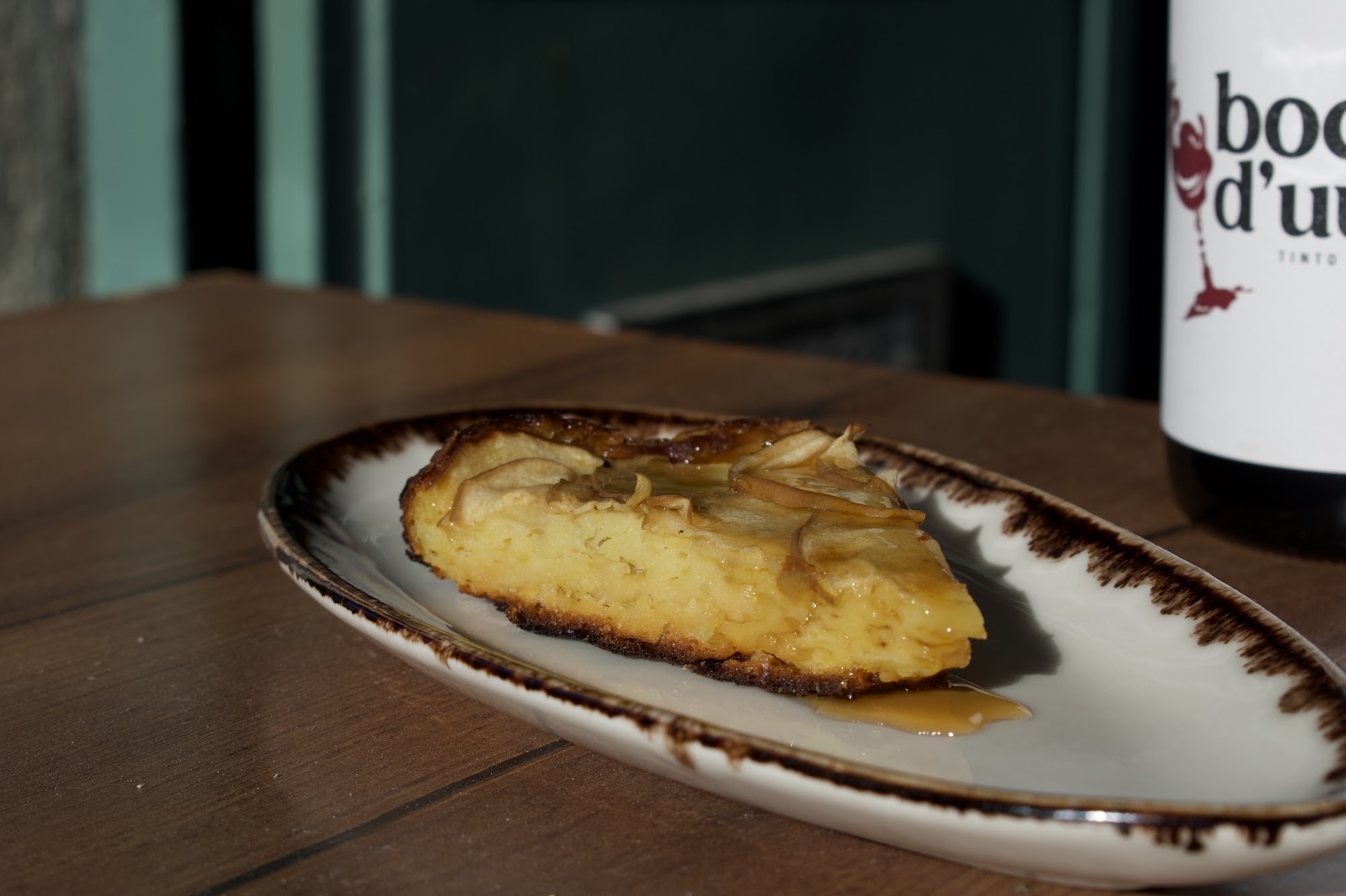 Omelete dourada servida em travessa de cerâmica