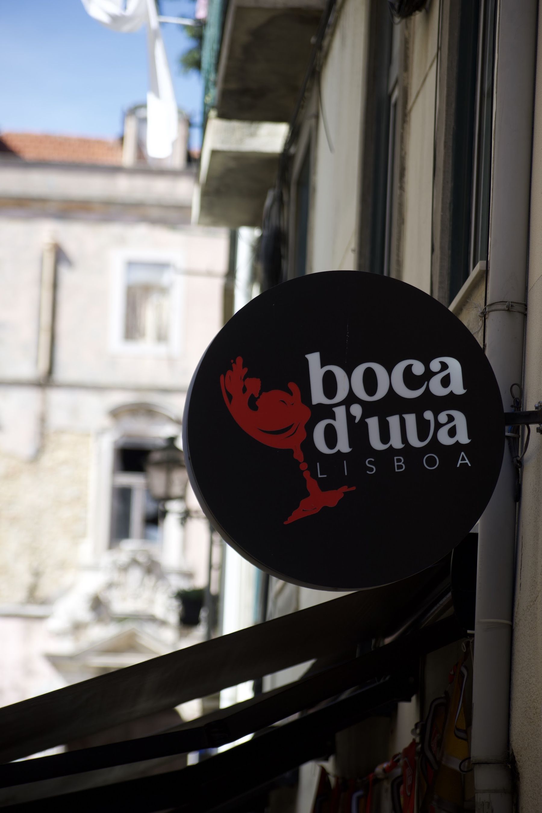 Letreiro redondo do Boca d'Uva na fachada do edifício