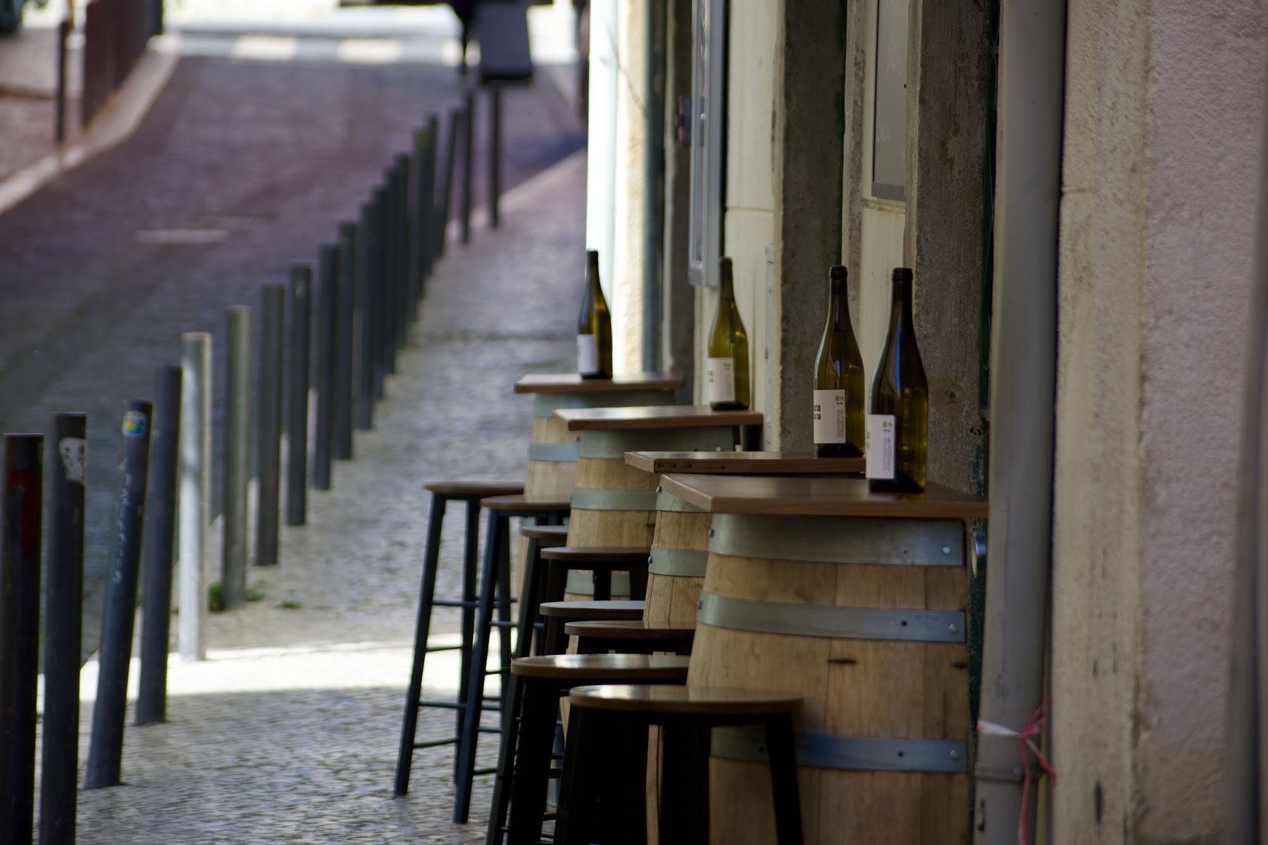 Bancos altos e pipas na rua em frente ao restaurante
