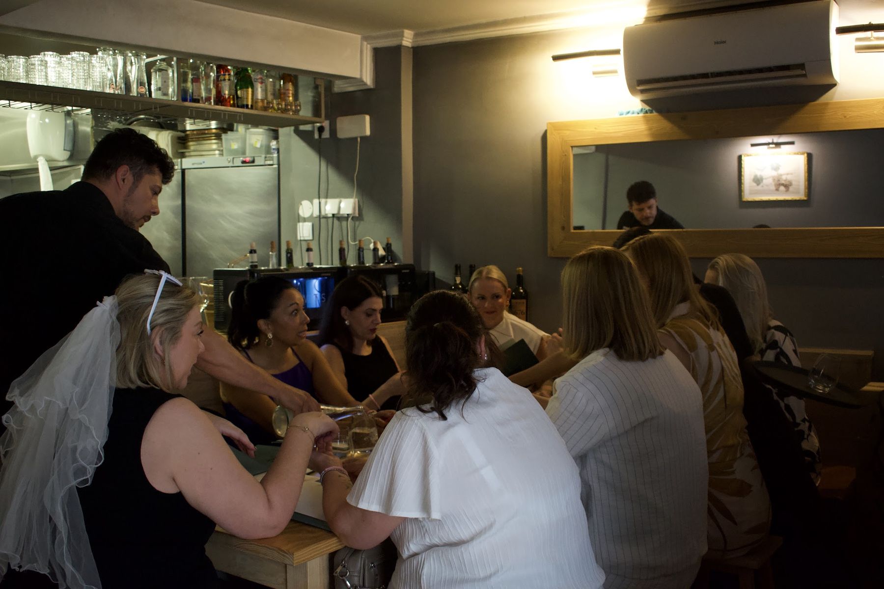 Grupo de clientes à mesa longa no Boca d'Uva