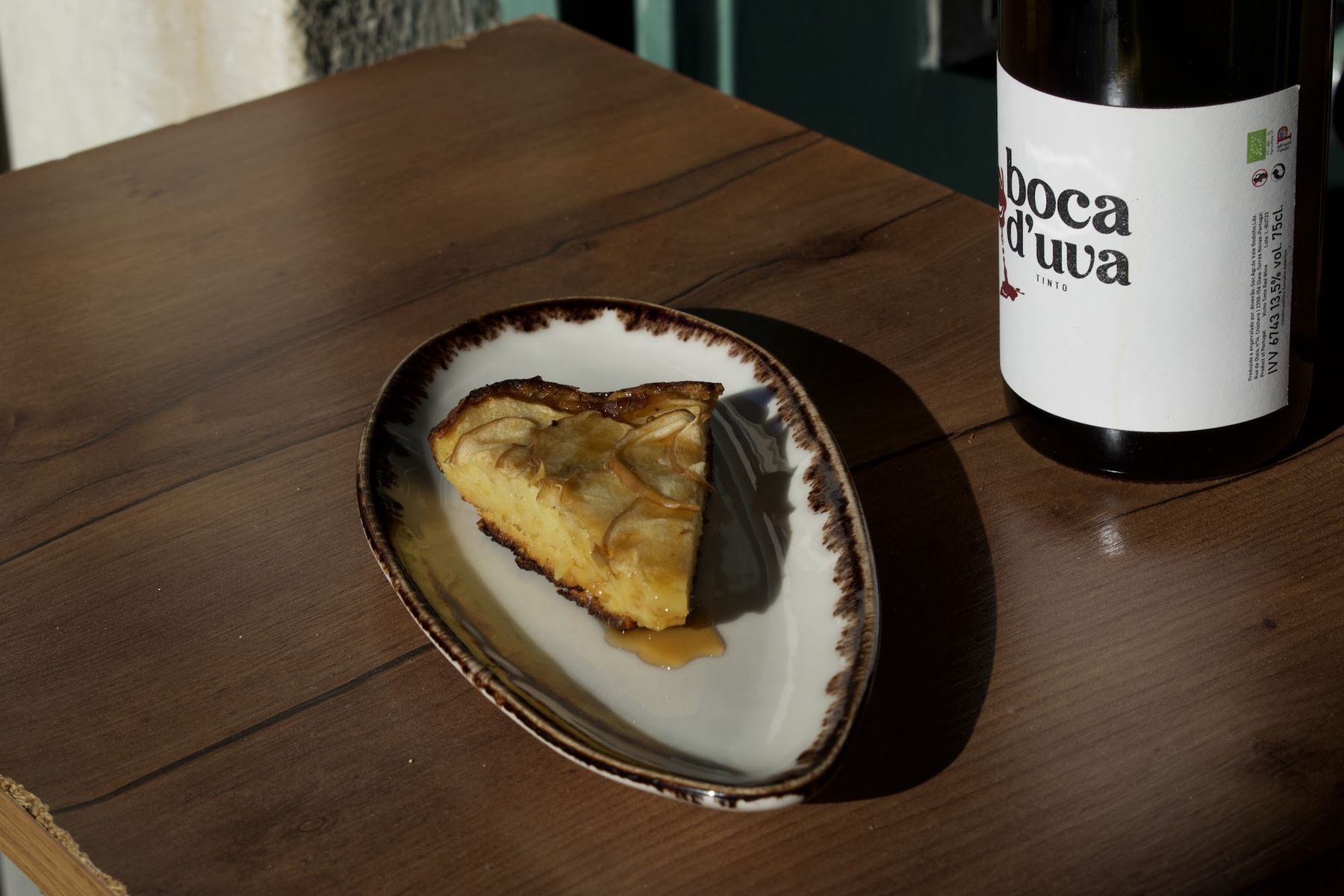 Doces regionais servidos com garrafa da casa