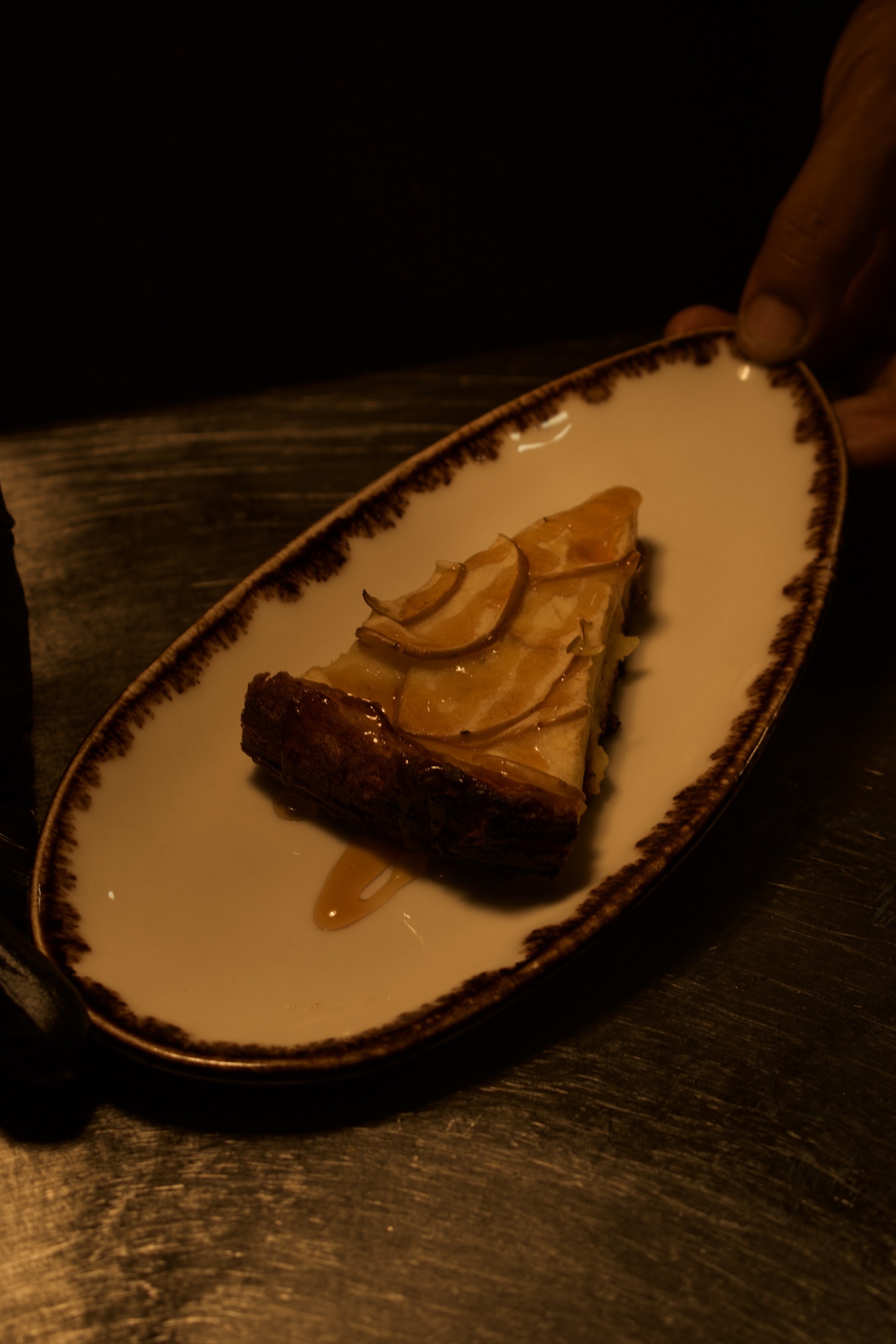 Fatia de torta servida num prato de cerâmica