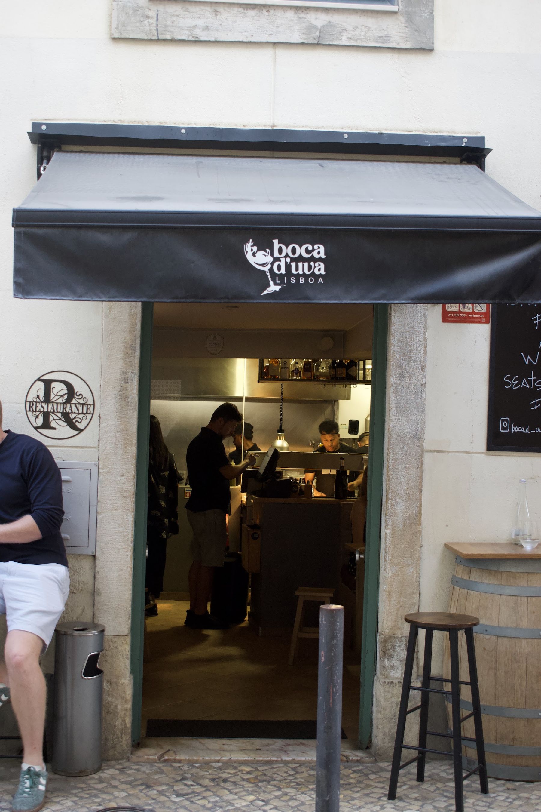 Rua estreita de Lisboa ao anoitecer, perto do restaurante