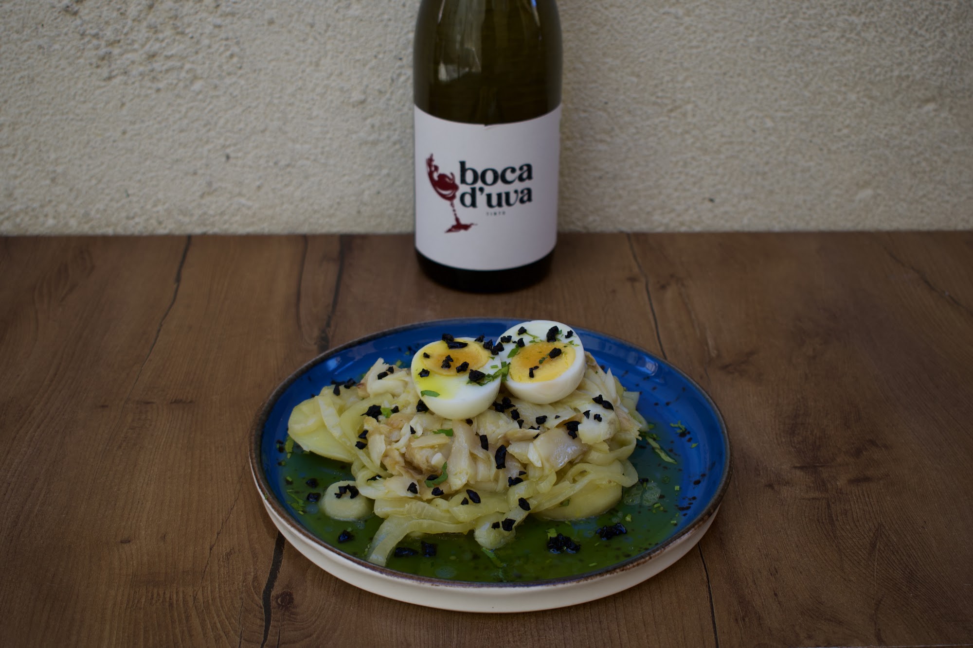 Salada fresca com ovos servida em prato azul